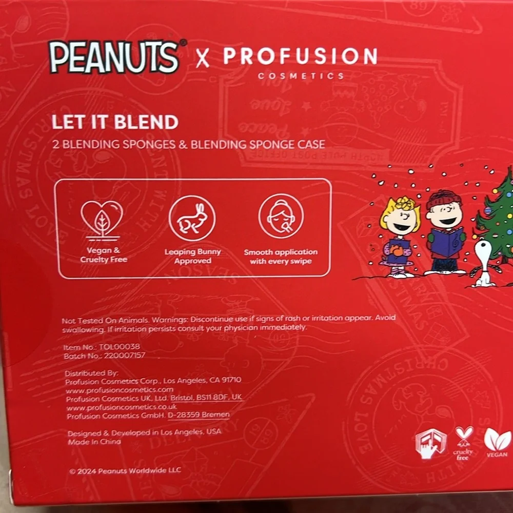 Snoopy Peanuts 2 blending sponges & case